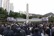 <p>17일 오전 서울 서대문구 서대문형무소역사관에서 열린  ‘제84주년 순국선열의 날’ 기념식에서 참석자들이 애국가를 제창하고 있다.&nbsp;</p>