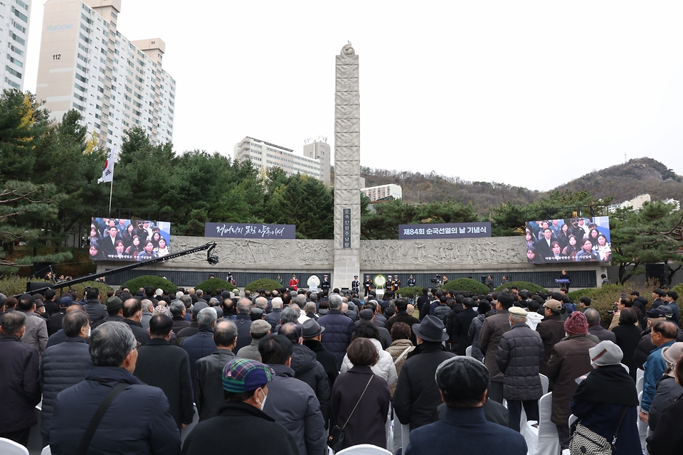 <p>17일 오전 서울 서대문구 서대문형무소역사관에서 열린  ‘제84주년 순국선열의 날’ 기념식에서 참석자들이 애국가를 제창하고 있다.&nbsp;</p>