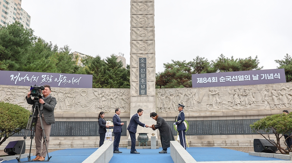 박민식 국가보훈부 장관이 17일 오전 서울 서대문독립공원 순국선열 추념탑에서 열린 ‘제84회 순국선열의 날 기념식’에 참석하여 독립유공자 포상을 수여하고 있다.  