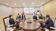 박민식 국가보훈부 장관이 16일 오후 서울지방보훈청에서 열린 ‘에티오피아 참전용사 유족 지원 업무협약식’에 참석하여 문창기 이디야 회장과 데시 달케 두카모(Dessie Dalkie Dukamo) 주한 에티오피아 대사, 강길자 미망인회 회장과 환담을 하고 있다.