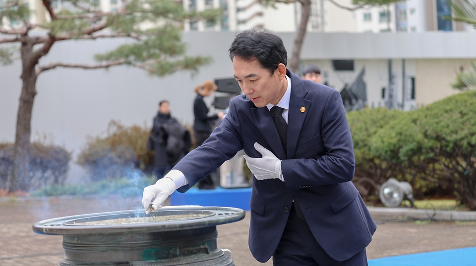박민식 국가보훈부 장관이 17일 오전 서울 서대문독립공원 순국선열 추념탑에서 열린 ‘제84회 순국선열의 날 기념식’에 참석하여 주요내빈과 함께 순국선열추념탑 참배를 하고 있다.