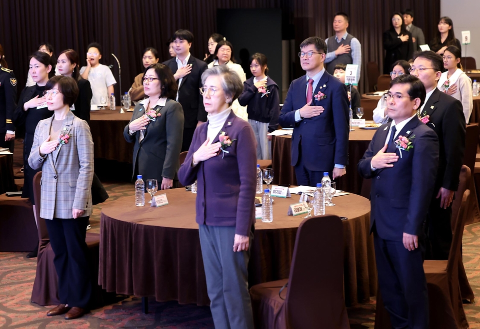 이기일 보건복지부 제1차관이 17일 서울 마포구 가든호텔에서 열린 ‘제17회 아동학대예방의 날 기념식’에서 국기에 대한 경례를 하고 있다.