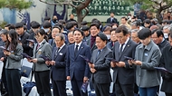 박민식 국가보훈부 장관이 17일 오전 서울 서대문독립공원 순국선열 추념탑에서 열린 ‘제84회 순국선열의 날 기념식’에 참석하여 순국선열의 노래를 함께 제창하고 있다.