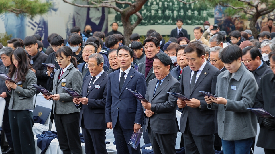 박민식 국가보훈부 장관이 17일 오전 서울 서대문독립공원 순국선열 추념탑에서 열린 ‘제84회 순국선열의 날 기념식’에 참석하여 순국선열의 노래를 함께 제창하고 있다.