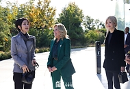 김건희 여사가 17일(현지시간) 미국 캘리포니아주 쿠퍼티노 애플파크에서 열린 ‘APEC 배우자 프로그램’에서 조 바이든 미국 대통령 부인 질 바이든(Jill Biden) 여사, 블랙핑크 로제와 대화하고 있다.