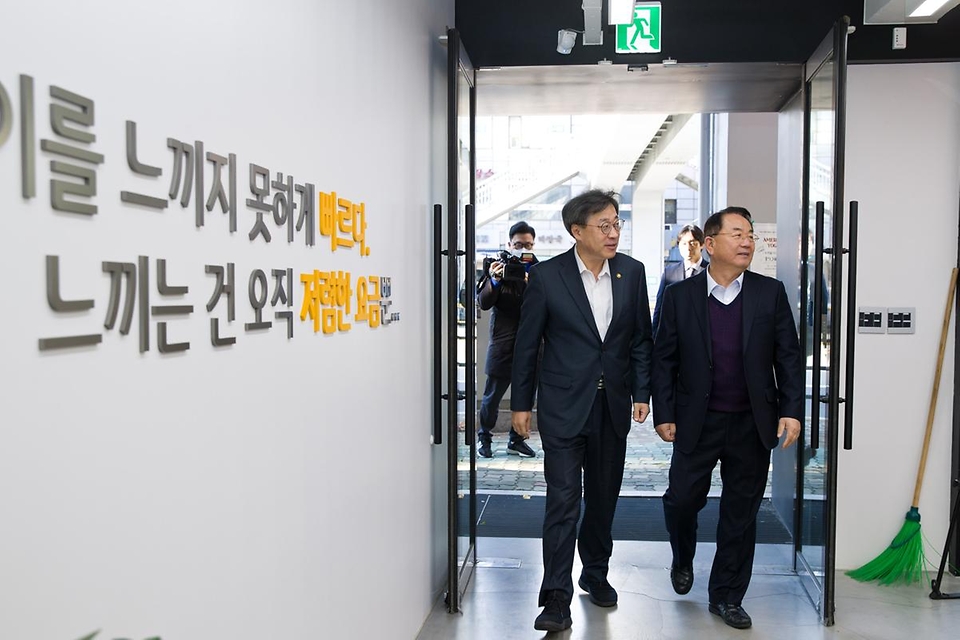 박윤규 과학기술정보통신부 제2차관이 17일 서울 종로구 알뜰폰스퀘어를 방문하고 있다.