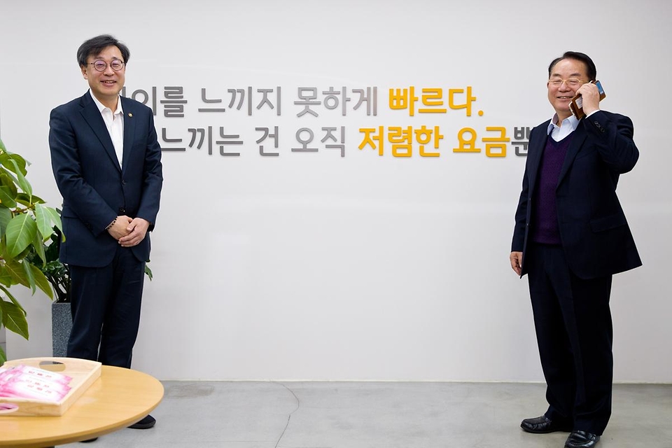 박윤규 과학기술정보통신부 제2차관이 17일 서울 종로구 알뜰폰스퀘어를 방문해 황성욱 알뜰폰협회 상근부회장과 기념촬영을 하고 있다.