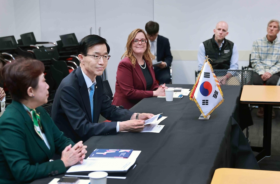 방문규 산업통상자원부 장관이 17일(현지시간) 미국 스탠퍼드대학교에서 열린 ‘한-스탠퍼드대 간 첨단기술 협력 및 청년교류 지원 협력을 위한 MOU 체결식’에 참석하고 있다.