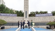 박민식 국가보훈부 장관이 17일 오전 서울 서대문독립공원 순국선열 추념탑에서 열린 ‘제84회 순국선열의 날 기념식’에 참석하여 독립유공자 포상을 수여하고 있다.  