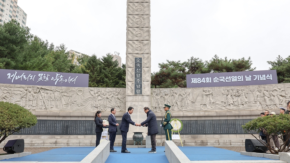박민식 국가보훈부 장관이 17일 오전 서울 서대문독립공원 순국선열 추념탑에서 열린 ‘제84회 순국선열의 날 기념식’에 참석하여 독립유공자 포상을 수여하고 있다.  