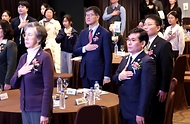 이기일 보건복지부 제1차관이 17일 서울 마포구 가든호텔에서 열린 ‘제17회 아동학대예방의 날 기념식’에서 국기에 대한 경례를 하고 있다.