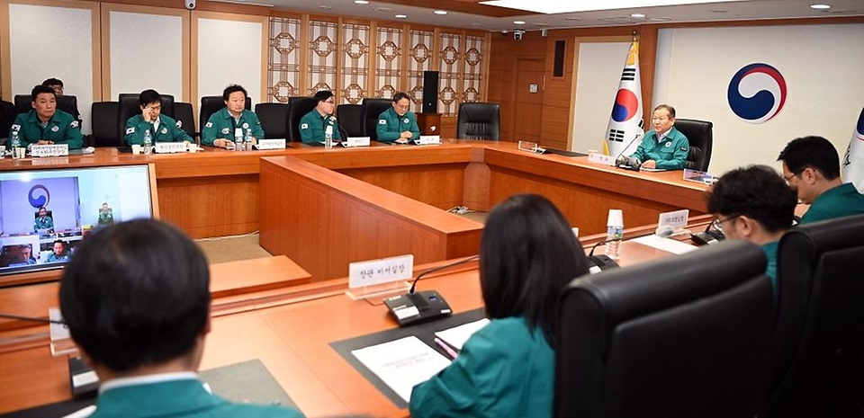 이상민 행정안전부 장관이 19일 서울 종로구 정부서울청사에서 열린 ‘지방행정전산서비스 장애 대책본부’ 회의를 주재하고 있다.