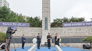 박민식 국가보훈부 장관이 17일 오전 서울 서대문독립공원 순국선열 추념탑에서 열린 ‘제84회 순국선열의 날 기념식’에 참석하여 독립유공자 포상을 수여하고 있다.  