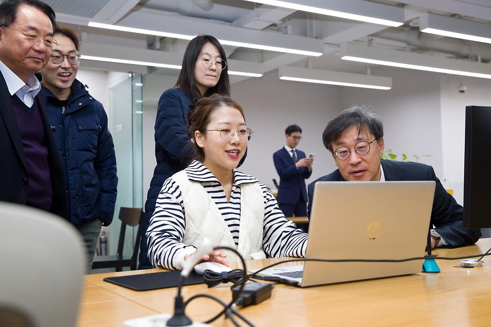 박윤규 과학기술정보통신부 제2차관이 17일 서울 종로구 알뜰폰스퀘어를 방문해 알뜰폰 요금제 출시현황 등을 점검하며 관계자와 대화하고 있다.