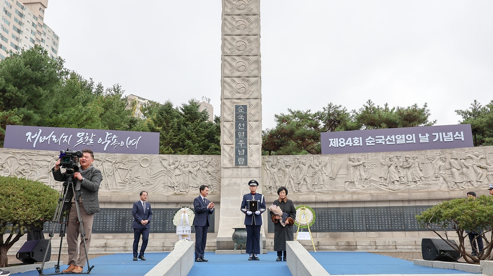 박민식 국가보훈부 장관이 17일 오전 서울 서대문독립공원 순국선열 추념탑에서 열린 ‘제84회 순국선열의 날 기념식’에 참석하여 독립유공자 포상을 수여하고 있다.  