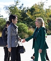 김건희 여사가 17일(현지시간) 미국 캘리포니아주 쿠퍼티노 애플파크에서 열린 ‘APEC 배우자 프로그램’에서 조 바이든 미국 대통령 부인 질 바이든(Jill Biden) 여사와 인사하고 있다.