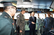 조승환 해양수산부 장관이 17일 경남 창원시 진해 군항에서 열린 ‘청해부대 제40진(광개토대왕함) 입항 환영 행사’를 마친 뒤 광개토대왕함 내부를 둘러보며 관계자와 대화하고 있다.