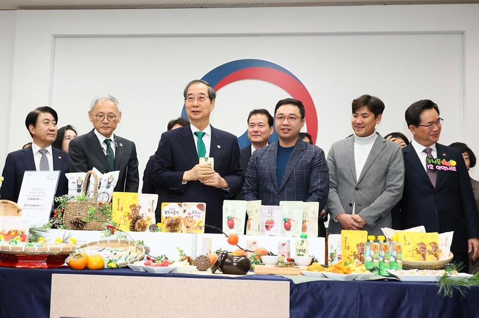 한덕수 국무총리가 21일 서울 종로구 정부서울청사에서 열린 ‘우수 농식품 홍보행사’에서 국무위원들과 경남 하동의 농산물로 만든 제품을 살펴본 뒤 관계자들을 격려하고 있다.