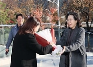 김현숙 여성가족부 장관이 20일 대구 수성구 대구알파시티에서 여성인력의 고부가가치 첨단 산업 진입을 지원하고 있는 기업을 방문해 관계자에게 꽃다발을 전달하고 있다.