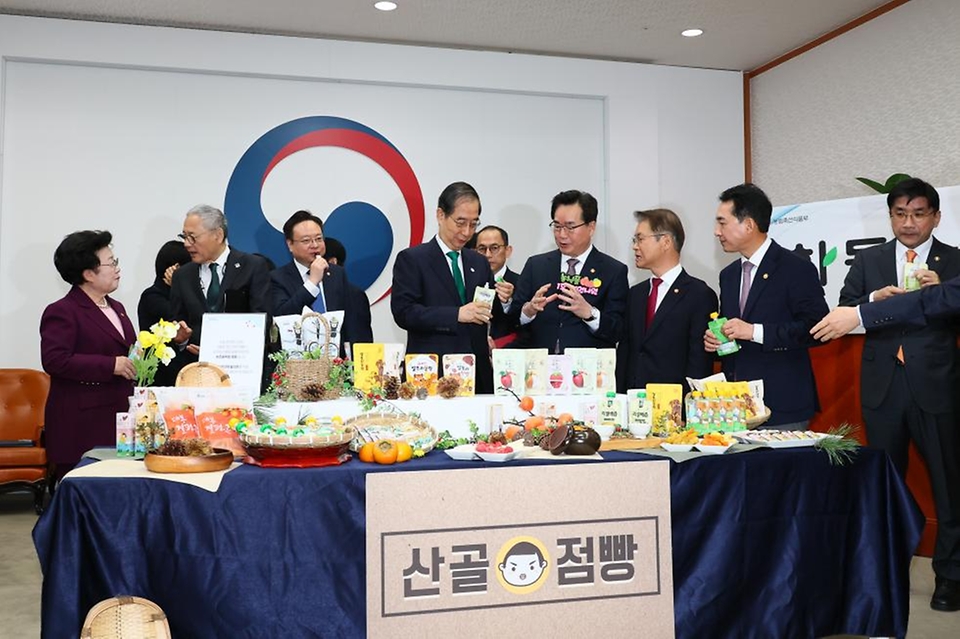 한덕수 국무총리가 21일 서울 종로구 정부서울청사에서 열린 ‘우수 농식품 홍보행사’에서 정황근 농림축산식품부 장관의 설명을 듣고 있다.