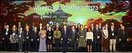 조규홍 보건복지부 장관이 20일 서울 영등포구 콘랜드 호텔에서 열린 ‘2023 세계 바이오 서밋’에서 참석자들과 기념촬영을 하고 있다.
