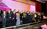 조규홍 보건복지부 장관이 20일 서울 영등포구 콘랜드 호텔에서 열린 ‘2023 세계 바이오 서밋’에서 참석자들과 기념촬영을 하고 있다.