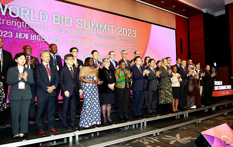 조규홍 보건복지부 장관이 20일 서울 영등포구 콘랜드 호텔에서 열린 ‘2023 세계 바이오 서밋’에서 참석자들과 기념촬영을 하고 있다.