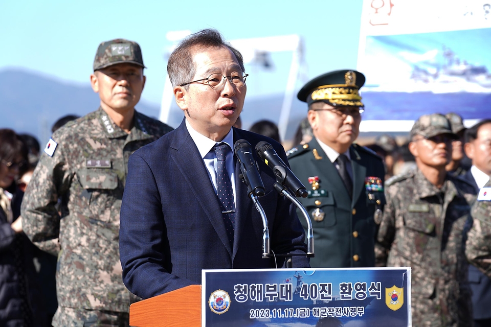 조승환 해양수산부 장관이 17일 경남 창원시 진해 군항에서 열린 ‘청해부대 제40진(광개토대왕함) 입항 환영 행사’에 참석해 축사를 하고 있다.