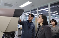 김현숙 여성가족부 장관이 20일 대구 수성구 대구알파시티에서 여성인력의 고부가가치 첨단 산업 진입을 지원하고 있는 기업을 방문해 첨단산업 현장을 둘러보고 있다.