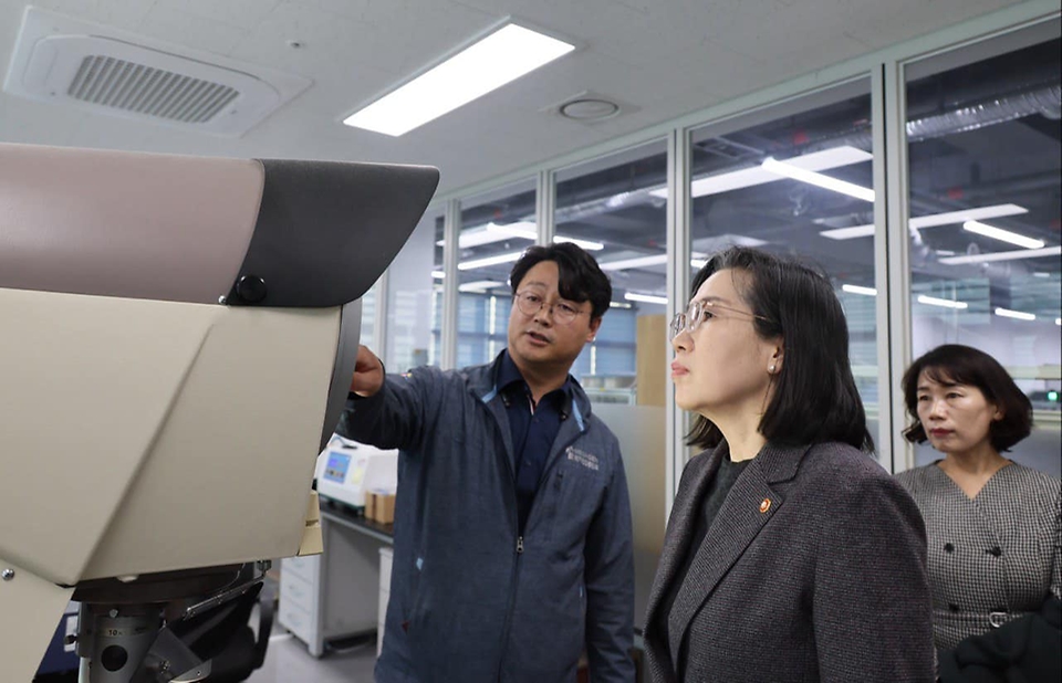 김현숙 여성가족부 장관이 20일 대구 수성구 대구알파시티에서 여성인력의 고부가가치 첨단 산업 진입을 지원하고 있는 기업을 방문해 첨단산업 현장을 둘러보고 있다.