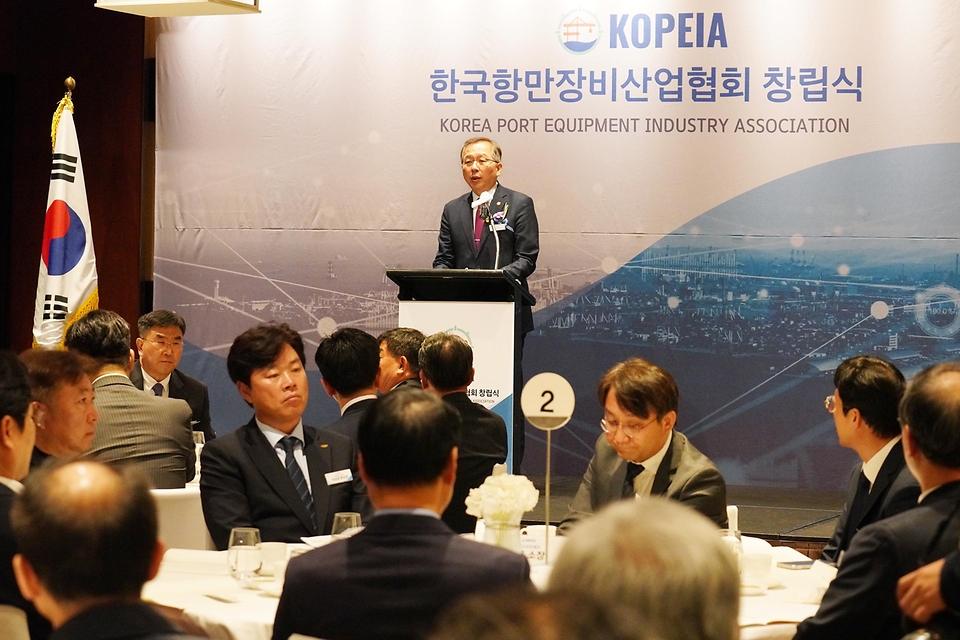 조승환 해양수산부 장관이 15일 서울 용산구 그랜드 하얏트 서울에서 열린 ‘한국항만장비산업협회 창립식’에서 축사를 하고 있다.