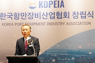 조승환 해양수산부 장관이 15일 서울 용산구 그랜드 하얏트 서울에서 열린 ‘한국항만장비산업협회 창립식’에서 축사를 하고 있다.