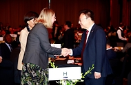 조규홍 보건복지부 장관이 20일 서울 영등포구 콘랜드 호텔에서 열린 ‘2023 세계 바이오 서밋’에서 카타리나 베메(Catharina Boehme) 세계보건기구(WHO) 사무차장과 악수하고 있다.