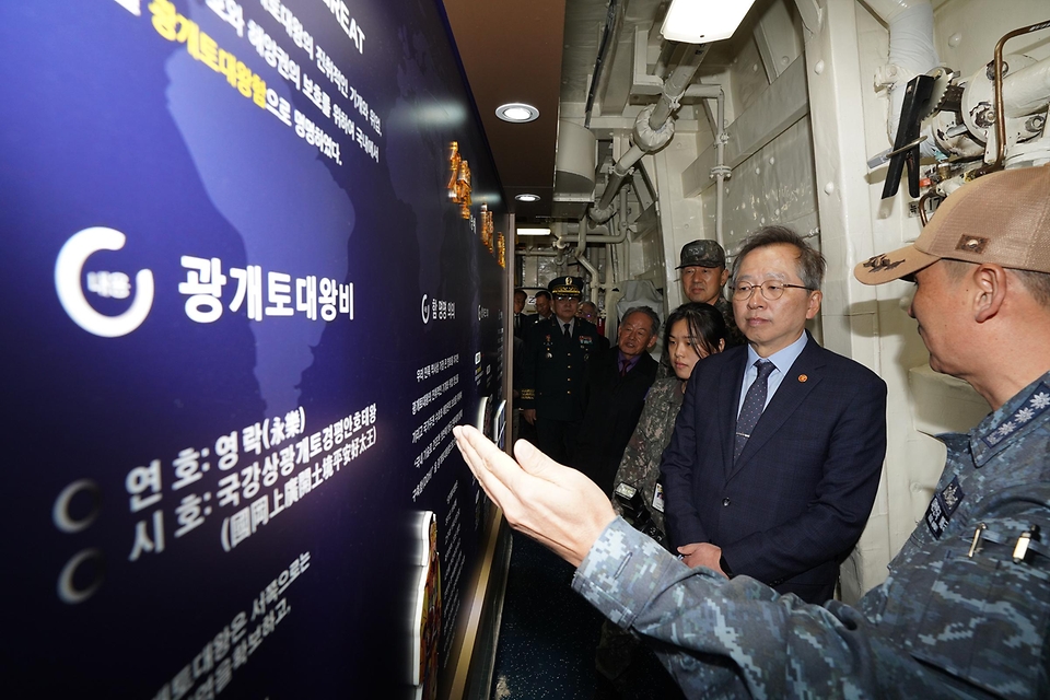 조승환 해양수산부 장관이 17일 경남 창원시 진해 군항에서 열린 ‘청해부대 제40진(광개토대왕함) 입항 환영 행사’를 마친 뒤 관계자의 설명을 들으며 광개토대왕함 내부를 둘러보고 있다.