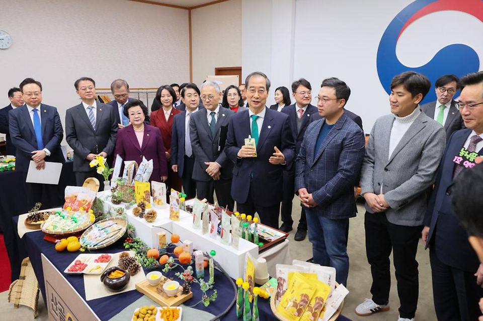 한덕수 국무총리가 21일 서울 종로구 정부서울청사에서 열린 ‘우수 농식품 홍보행사’에서 국무위원들과 경남 하동의 농산물로 만든 제품을 살펴본 뒤 관계자들을 격려하고 있다.