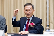 이종호 과학기술정보통신부 장관이 20일 서울 강남구 삼정호텔에서 열린 ‘2023 해외우수연구기관 국제공동연구 심포지엄’에 앞서 주요 참석자들과 차담회를 하고 있다.