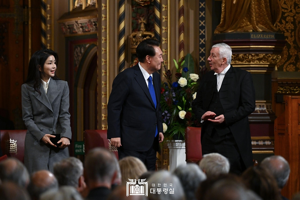 윤석열 대통령과 김건희 여사가 21일(현지시간) 영국 런던 의회인 웨스트민스터궁 로열 갤러리에서 린지 호일(Lindsay Hoyle) 영국 하원의장과 대화하고 있다.