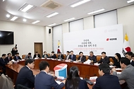 21일 서울 영등포구 국회에서 ‘노후계획도시특별법 연내 통과 촉구를 위한 주민 간담회’가 진행되고 있다.
