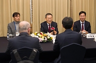 이종호 과학기술정보통신부 장관이 20일 서울 강남구 삼정호텔에서 열린 ‘2023 해외우수연구기관 국제공동연구 심포지엄’에 앞서 주요 참석자들과 차담회를 하고 있다.