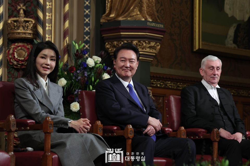 윤석열 대통령과 김건희 여사가 21일(현지시간) 영국 런던 의회인 웨스트민스터궁 로열 갤러리에서 연설을 마친 뒤 존 프란시스 맥폴(John Francis McFall) 영국 상원의장의 감사 인사를 경청하고 있다.