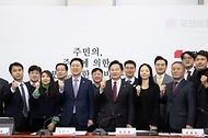 원희룡 국토교통부 장관이 21일 서울 영등포구 국회에서 열린 ‘노후계획도시특별법 연내 통과 촉구를 위한 주민 간담회’에서 김기현 국민의힘 당대표 및 참석자들과 기념촬영을 하고 있다.