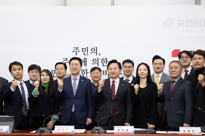 원희룡 국토교통부 장관이 21일 서울 영등포구 국회에서 열린 ‘노후계획도시특별법 연내 통과 촉구를 위한 주민 간담회’에서 김기현 국민의힘 당대표 및 참석자들과 기념촬영을 하고 있다.