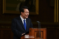 윤석열 대통령이 21일(현지시간) 영국 런던 의회인 웨스트민스터궁 로열 갤러리에서 연설하고 있다.