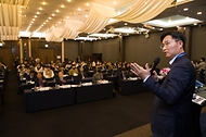 구혁채 과학기술정보통신부 기획조정실장이 20일 서울 강남구 삼정호텔에서 열린 ‘2023 해외우수연구기관 국제공동연구 심포지엄’에서 ‘2024년 과학기술정보통신부 글로벌 R&D 추진방향’을 주제로 발표하고 있다.