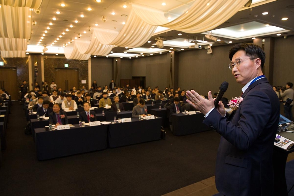 구혁채 과학기술정보통신부 기획조정실장이 20일 서울 강남구 삼정호텔에서 열린 ‘2023 해외우수연구기관 국제공동연구 심포지엄’에서 ‘2024년 과학기술정보통신부 글로벌 R&D 추진방향’을 주제로 발표하고 있다.
