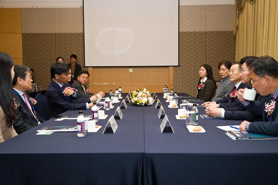 이종호 과학기술정보통신부 장관이 20일 서울 강남구 삼정호텔에서 열린 ‘2023 해외우수연구기관 국제공동연구 심포지엄’에 앞서 주요 참석자들과 차담회를 하고 있다.