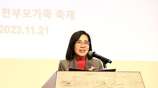 김현숙 여성가족부 장관이 21일 서울 영등포구 63컨벤션센터에서 ‘한부모에게 희망을, 아이에게 행복을!’을 주제로 열린 ‘제2회 한부모가족 축제’에 참석해 축사를 하고 있다.