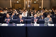 이종호 과학기술정보통신부 장관이 20일 서울 강남구 삼정호텔에서 열린 ‘2023 해외우수연구기관 국제공동연구 심포지엄’에서 박수를 치고 있다.