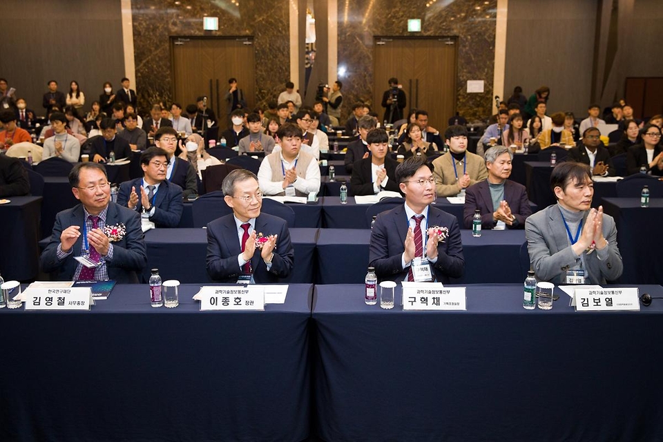 이종호 과학기술정보통신부 장관이 20일 서울 강남구 삼정호텔에서 열린 ‘2023 해외우수연구기관 국제공동연구 심포지엄’에서 박수를 치고 있다.