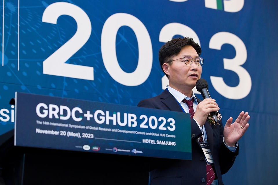 구혁채 과학기술정보통신부 기획조정실장이 20일 서울 강남구 삼정호텔에서 열린 ‘2023 해외우수연구기관 국제공동연구 심포지엄’에서 ‘2024년 과학기술정보통신부 글로벌 R&D 추진방향’을 주제로 발표하고 있다.